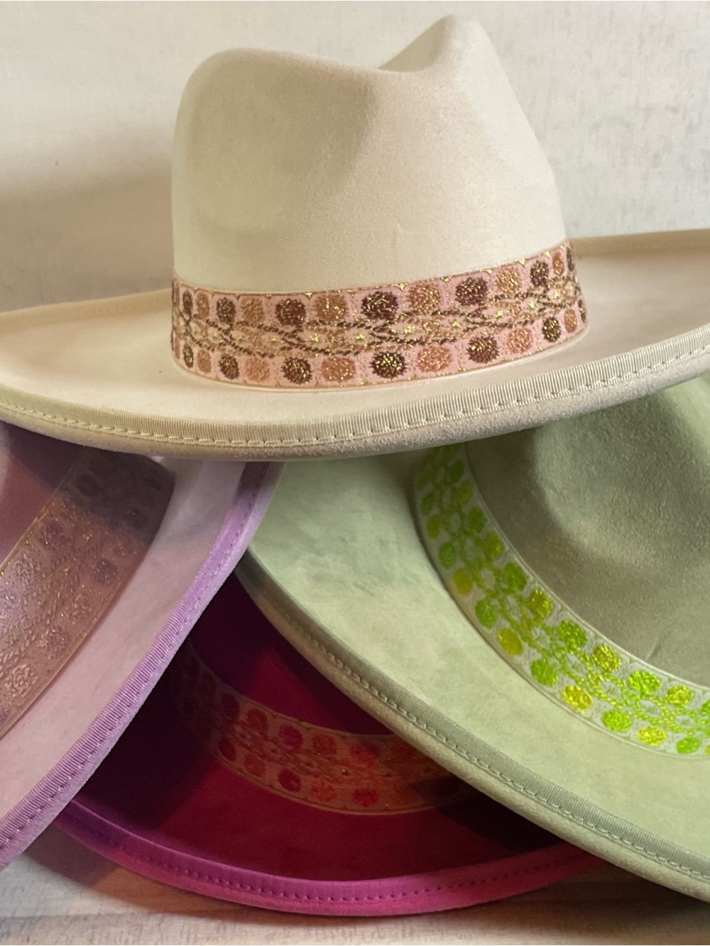 Stylish Cream Felt Fedora Hat with Pink Decorative Band